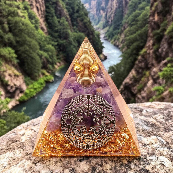 Détail de l'améthyste naturelle et du motif cercle magique dans la pyramide orgonite 60mm