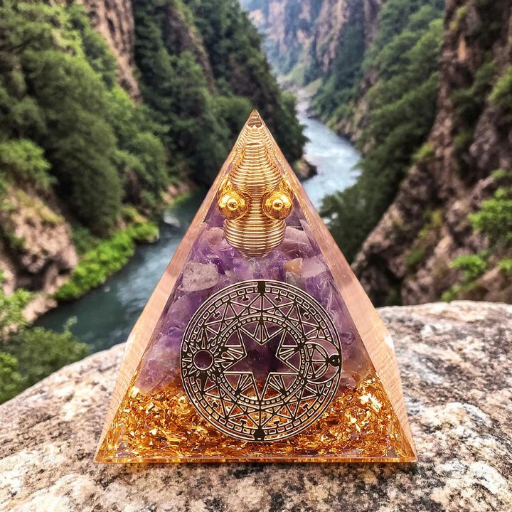 Détail de l'améthyste naturelle et du motif cercle magique dans la pyramide orgonite 60mm