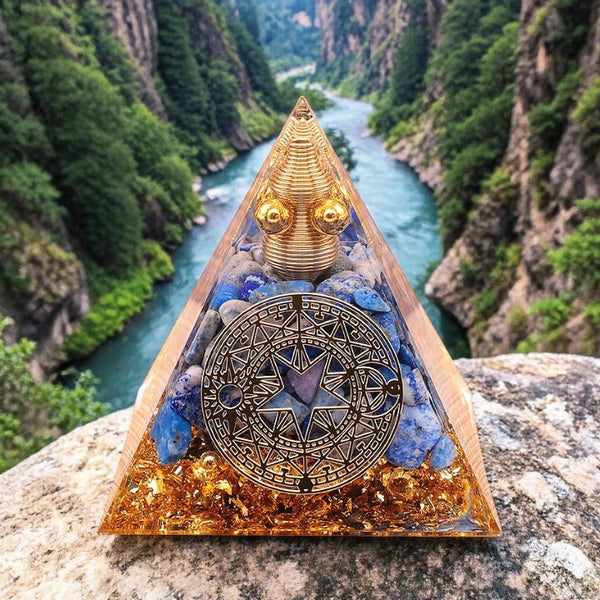 Détail du lapis lazuli naturel et du motif cercle magique dans la pyramide orgonite 60mm
