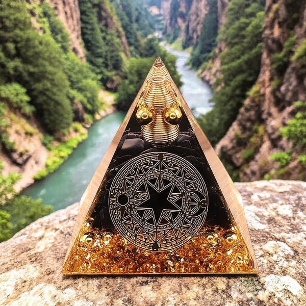 Détail de l'obsidienne noire naturelle et du motif cercle magique dans la pyramide orgonite 60mm