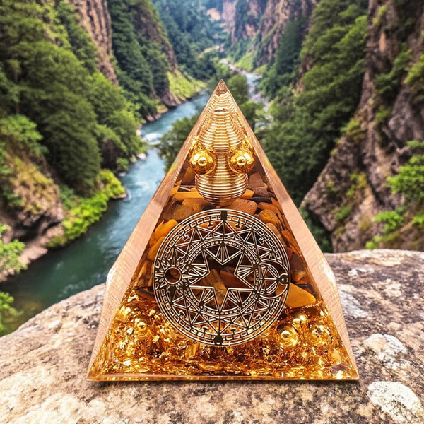 Détail de l'œil de tigre naturel et du motif cercle magique dans la pyramide orgonite 60mm