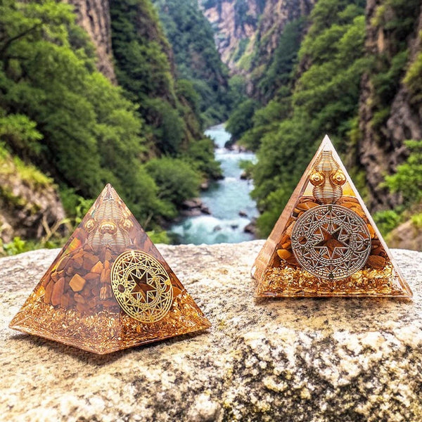 Pyramide orgonite cercle magique œil de tigre en pierre naturelle 60mm — protection et confiance