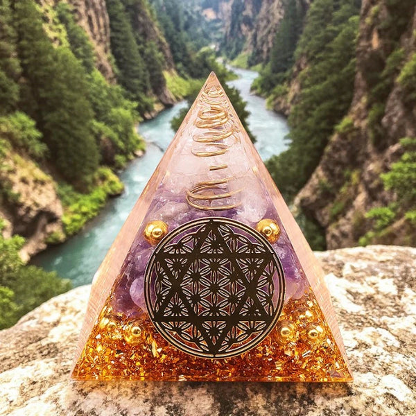 Détail du cristal de roche et de l'améthyste naturels avec motif fleur de vie étoile dans la pyramide orgonite 60mm