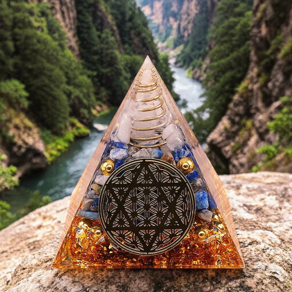 Détail du cristal de roche et du lapis lazuli naturels avec motif fleur de vie étoile dans la pyramide orgonite 60mm