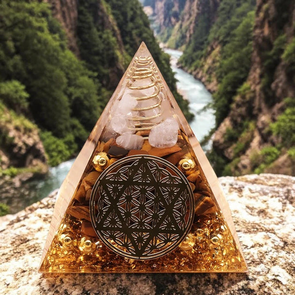 Détail du cristal de roche et de l'œil de tigre naturels avec motif fleur de vie étoile dans la pyramide orgonite 60mm