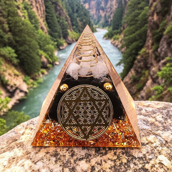 Détail de l'obsidienne noire et du cristal de roche naturels avec motif fleur de vie étoile dans la pyramide orgonite 60mm