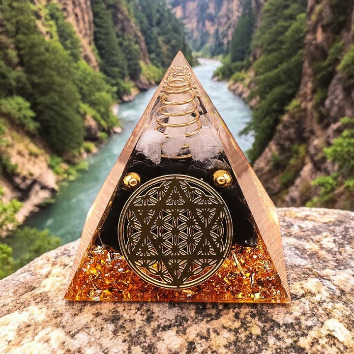 Détail de l'obsidienne noire et du cristal de roche naturels avec motif fleur de vie étoile dans la pyramide orgonite 60mm