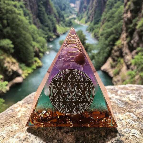 Détail des trois pierres naturelles œil de tigre aventurine améthyste dans la pyramide orgonite fleur de vie 60mm
