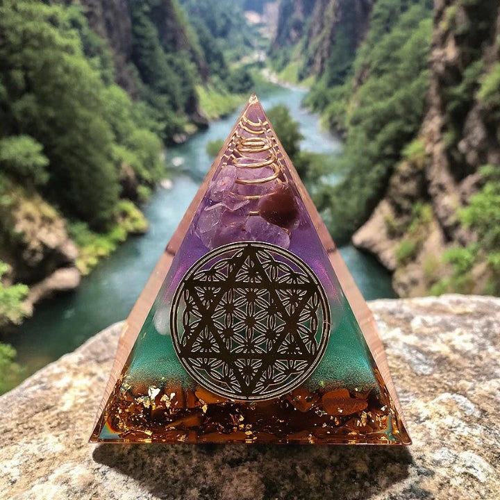 Détail des trois pierres naturelles œil de tigre aventurine améthyste dans la pyramide orgonite fleur de vie 60mm