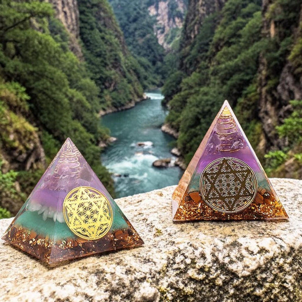 Pyramide orgonite fleur de vie étoile œil de tigre aventurine verte et améthyste 60mm — triple énergie