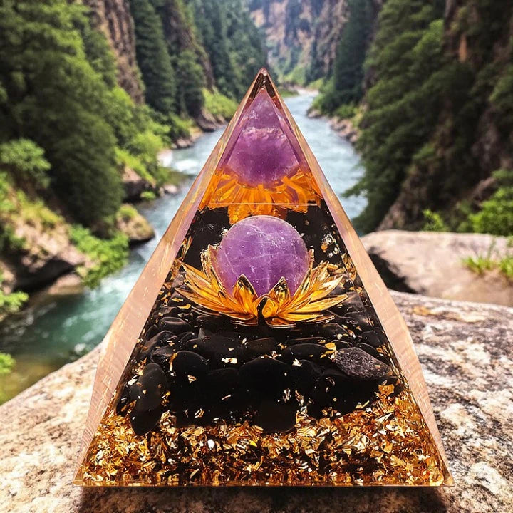 Détail de l'améthyste et de l'obsidienne noire naturelles avec motif lotus dans la pyramide orgonite 60mm