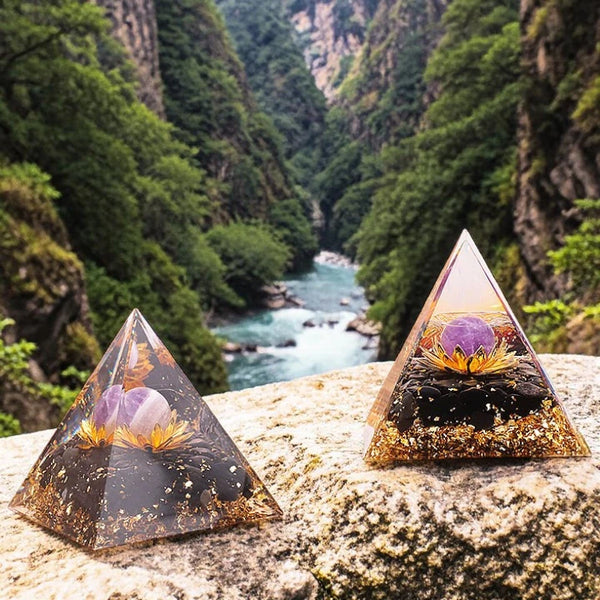 Pyramide orgonite lotus améthyste et obsidienne noire en pierre naturelle 60mm — éveil et protection