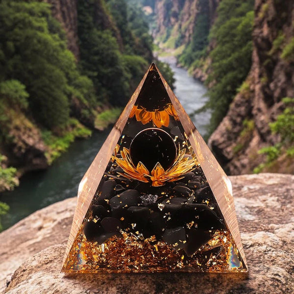 Détail de l'obsidienne noire naturelle et du motif lotus dans la pyramide orgonite 60mm