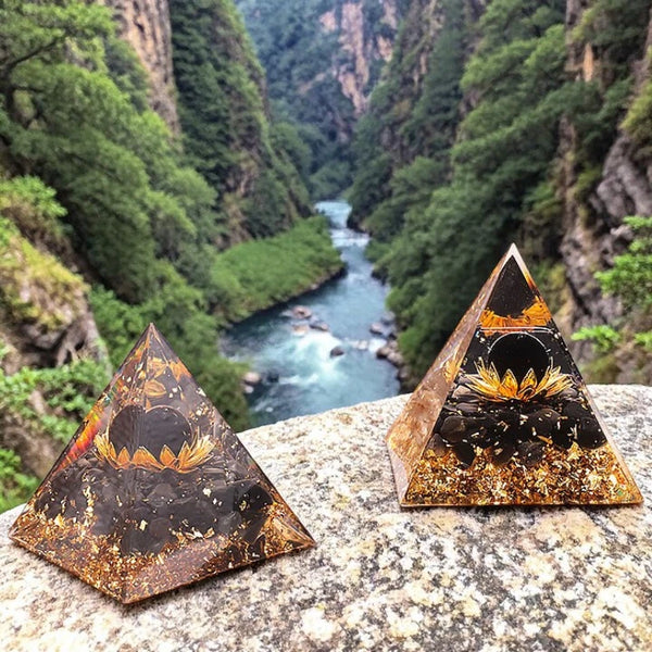 Pyramide orgonite lotus obsidienne noire en pierre naturelle 60mm — protection et introspection