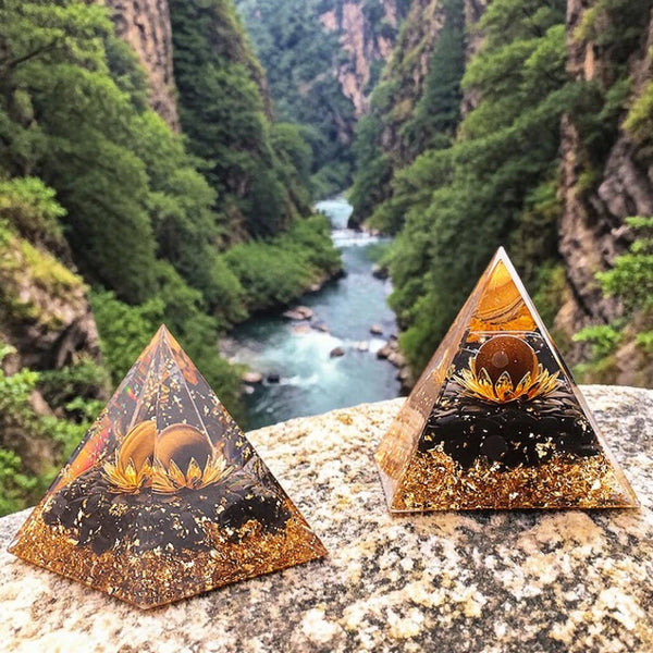 Pyramide orgonite lotus œil de tigre et obsidienne noire en pierre naturelle 60mm — force et protection