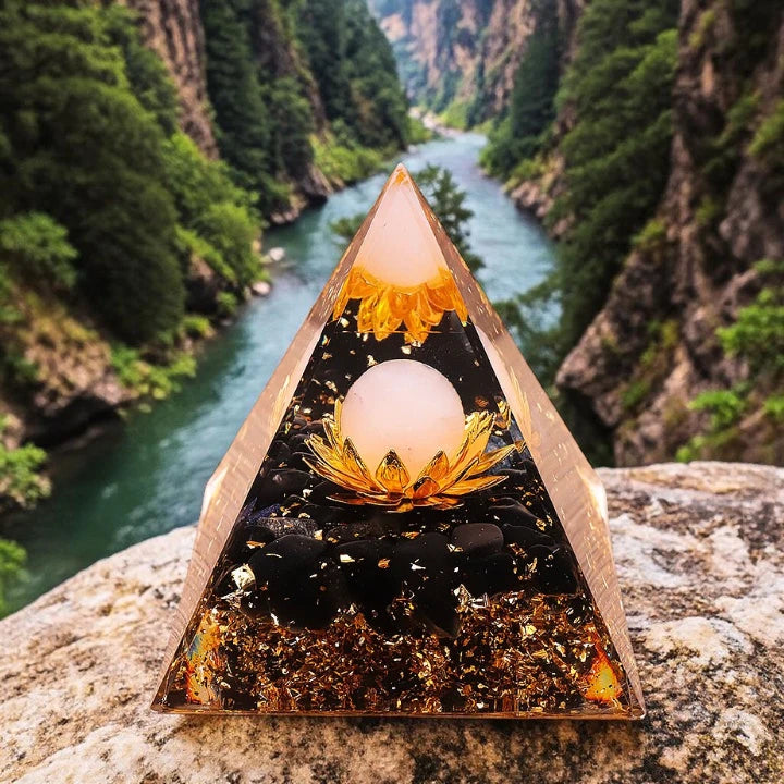 Détail du quartz rose et de l'obsidienne noire naturels avec motif lotus dans la pyramide orgonite 60mm