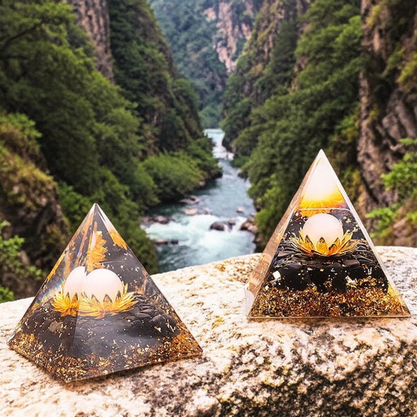 Pyramide orgonite lotus quartz rose et obsidienne noire en pierre naturelle 60mm — amour et protection