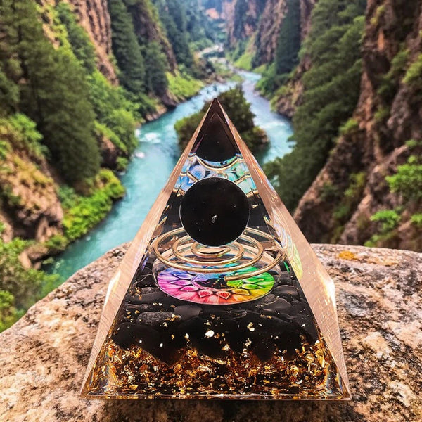 Détail de la spirale et de l'obsidienne noire naturelle dans la pyramide orgonite méditation 60mm
