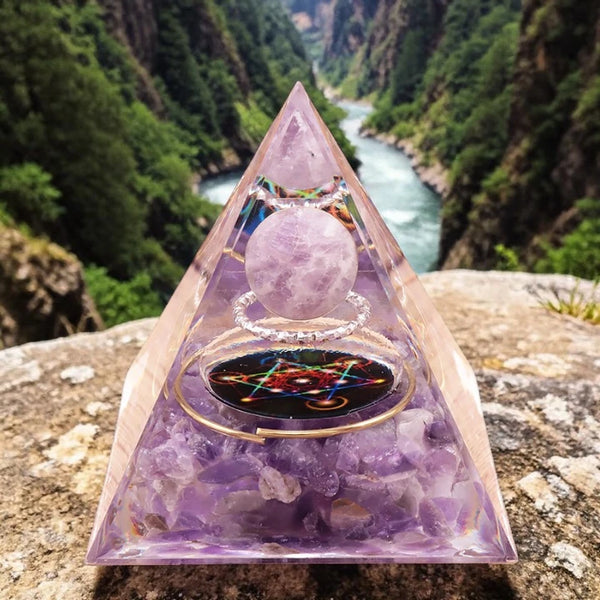 Détail de l'améthyste naturelle et du motif cube de Métatron dans la pyramide orgonite 60mm