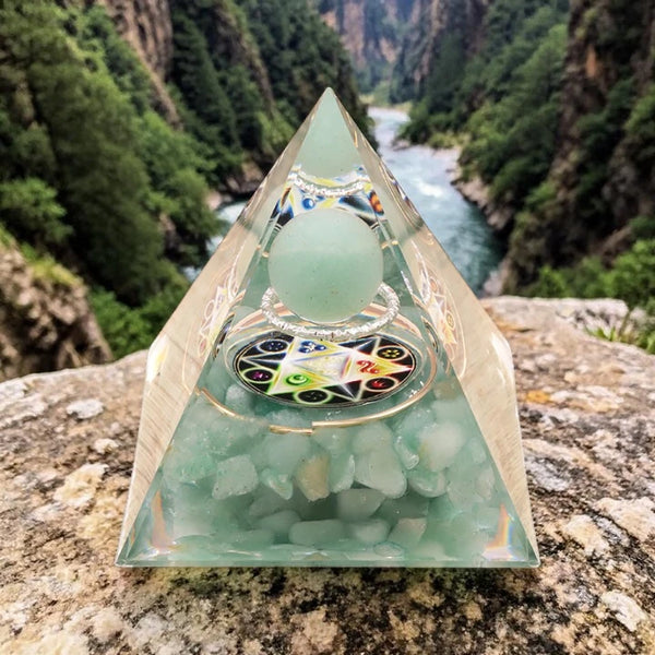 Détail de l'aventurine verte naturelle et du motif cube de Métatron dans la pyramide orgonite 60mm