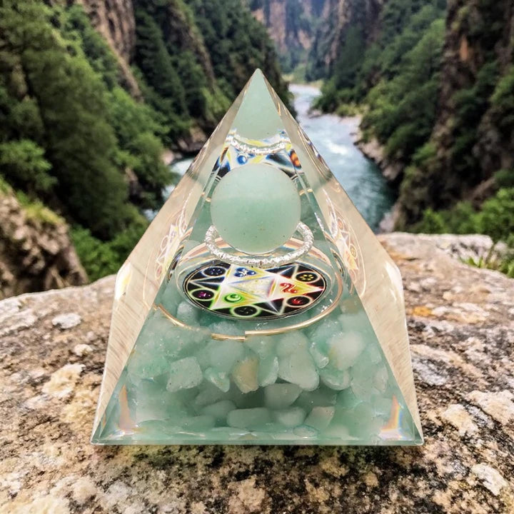 Détail de l'aventurine verte naturelle et du motif cube de Métatron dans la pyramide orgonite 60mm