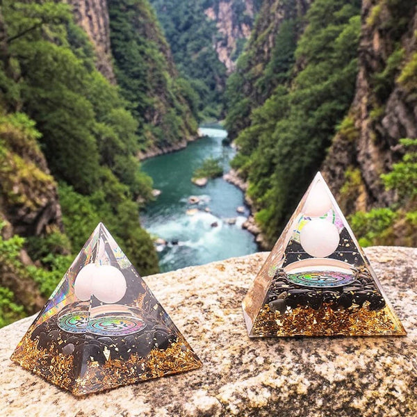 Pyramide orgonite OM quartz rose et obsidienne noire en pierre naturelle 60mm — amour et protection
