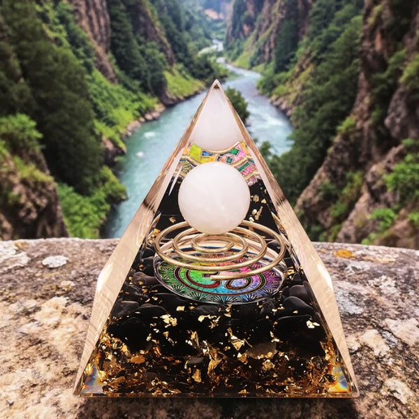 Détail de la spirale, du quartz rose et de l'obsidienne noire naturels avec motif OM dans la pyramide orgonite 60mm