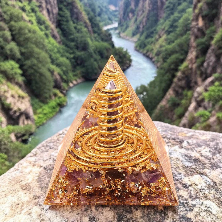 Détail de l'améthyste naturelle dans la pyramide orgonite pointe 60mm