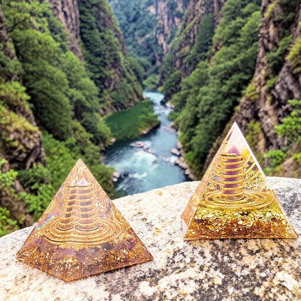 Pyramide orgonite pointe améthyste en pierre naturelle 60mm — sérénité et élévation spirituelle