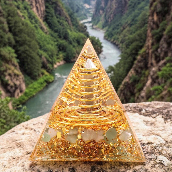 Détail de l'aventurine verte naturelle dans la pyramide orgonite pointe 60mm
