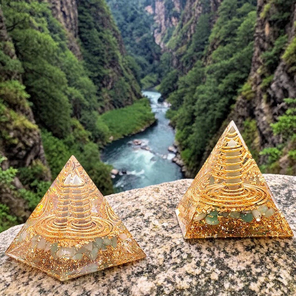 Pyramide orgonite pointe aventurine verte en pierre naturelle 60mm — équilibre et prospérité