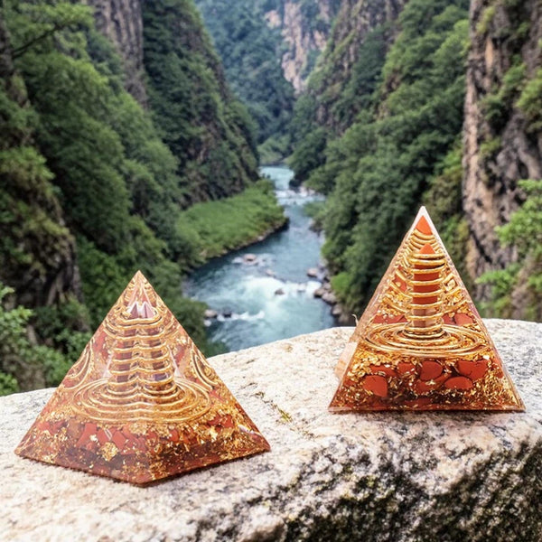 Détail du jaspe rouge naturel dans la pyramide orgonite pointe 60mm