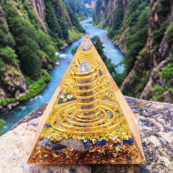 Détail du lapis lazuli naturel dans la pyramide orgonite pointe 60mm