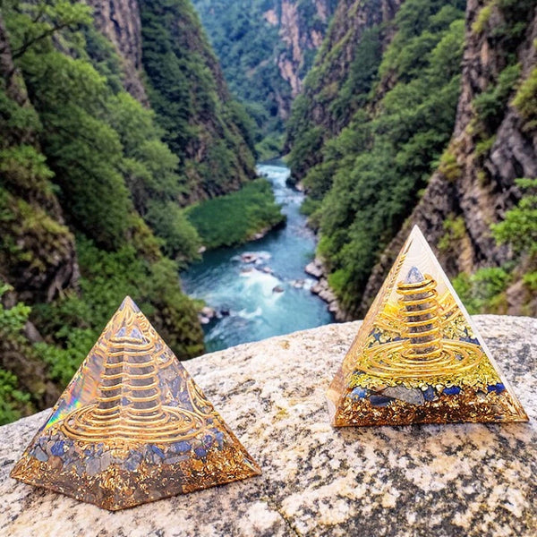 Pyramide orgonite pointe lapis lazuli en pierre naturelle 60mm — sagesse et intuition