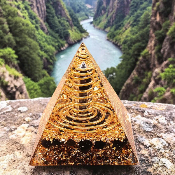 Détail de l'obsidienne noire naturelle dans la pyramide orgonite pointe 60mm
