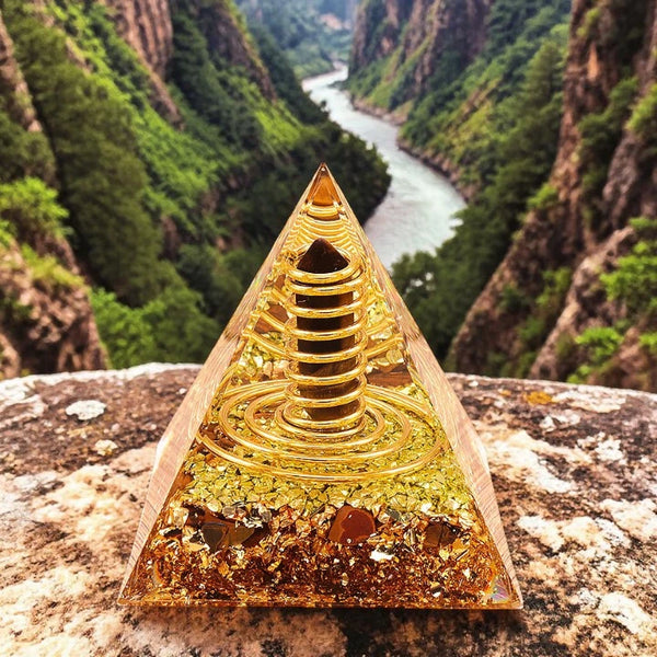 Détail de l'œil de tigre naturel dans la pyramide orgonite pointe 60mm