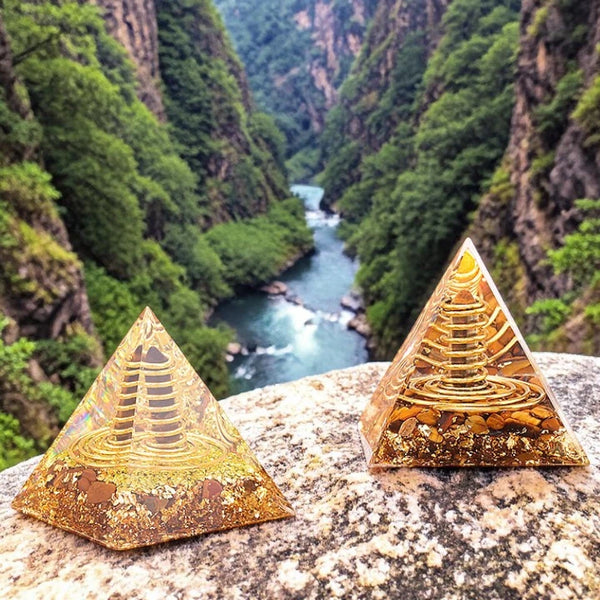 Pyramide orgonite pointe œil de tigre en pierre naturelle 60mm — force et confiance