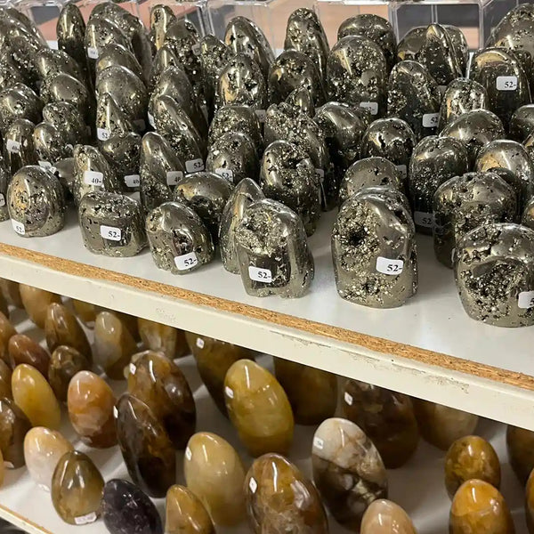 Pyrite polie et calcite miel en formes libres, minéraux naturels polis pour décoration et lithothérapie