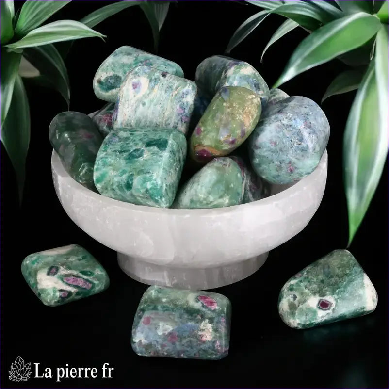Pierres roulées en Rubis sur Fuchsite naturelle d'Inde. Pierre pour la lithothérapie, guérison émotionnelle et équilibre énergétique.