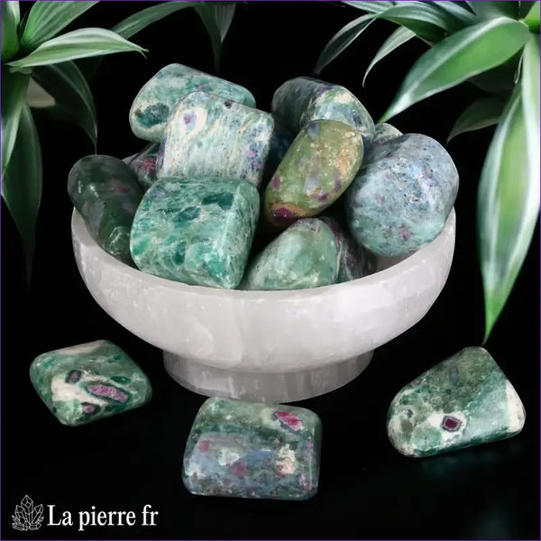 Pierres roulées en Rubis sur Fuchsite naturelle d'Inde. Pierre pour la lithothérapie, guérison émotionnelle et équilibre énergétique.