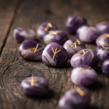 Runes Divinatoires en Améthyste, Pierre Violette 100 % Naturelle, Pochette