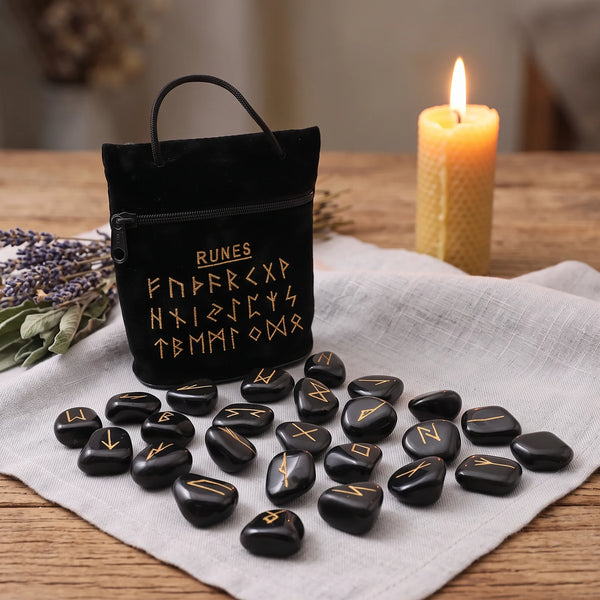 Runes divinatoires en onyx noir, pierre noire 100 % naturelle, avec leur pochette