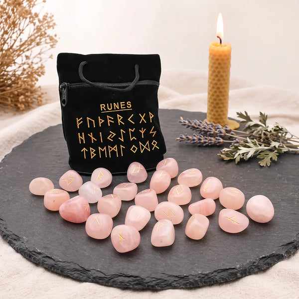 Runes divinatoires en quartz rose, pierre rose 100 % naturelle, avec leur pochette