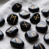 Runes en Pierre Noire, Onyx 100 % Naturel Gravé à l'Or avec Pochette