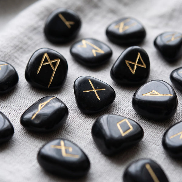 Runes en onyx noir, pierre naturelle aux symboles gravés à l'or