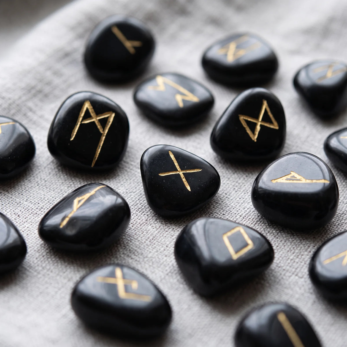 Runes en onyx noir, pierre naturelle aux symboles gravés à l'or