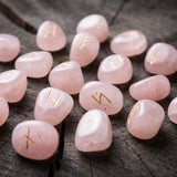 Runes Vikings en Quartz Rose, Pierre Rose 100 % Naturelle et Pochette