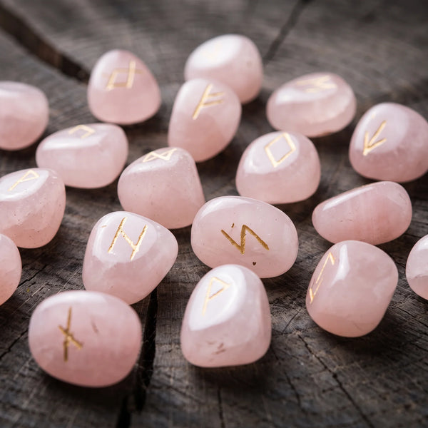 Runes vikings en quartz rose, pierre naturelle aux symboles gravés à l'or