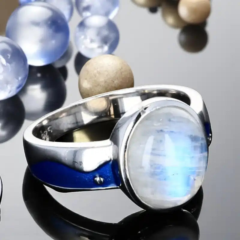Vue détail anneau émaillé bleu et cabochon de la bague (Liseré Azur)