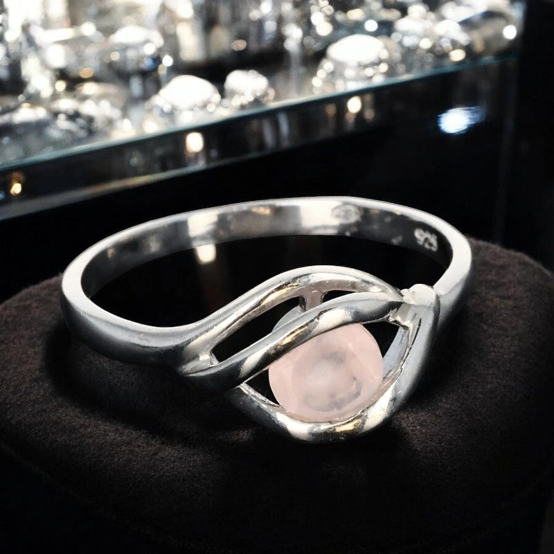 Gros plan de la Bague en Quartz rose (Nid de Rosée), pierre ronde facettée 5 mm